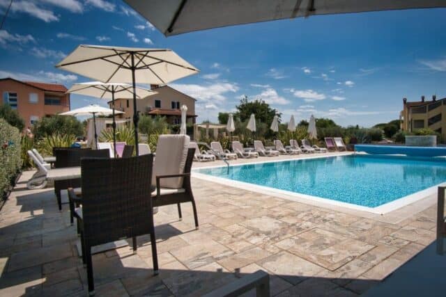 Vanjski bazen s ležaljkama i suncobranima