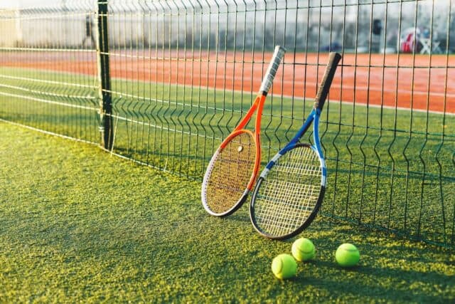 Teniski reketi i loptice na terenu