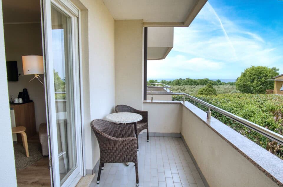 Balkon s pogledom na vrt i more