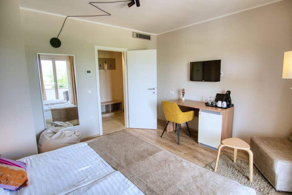 Moderna hotelska soba s pogledom na terasu.