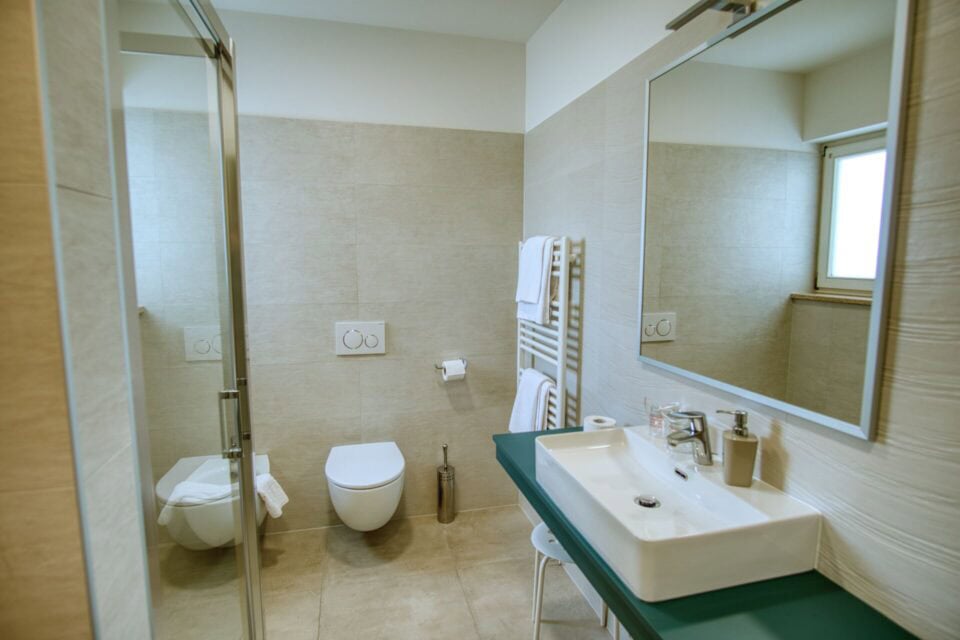 Moderna kupaonica s tušem i umivaonikom