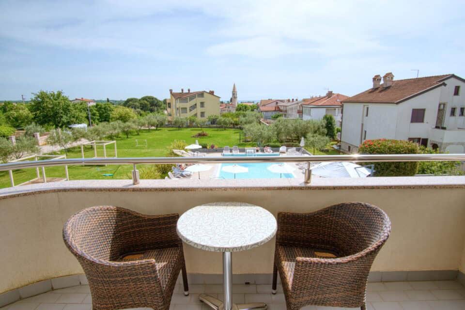 Pogled na vrt i bazen s terase hotela.