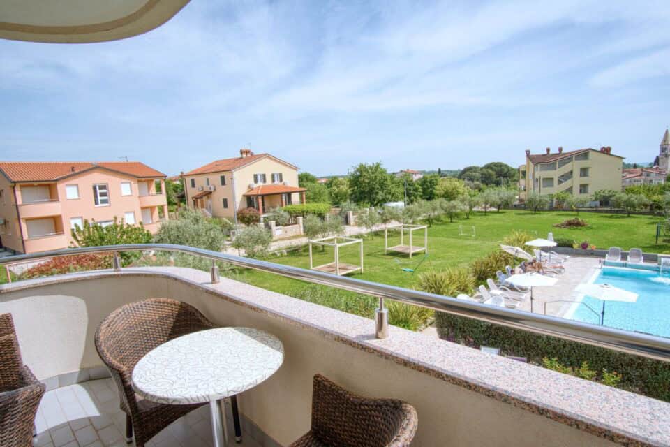 Pogled na bazen i vrt s balkona.