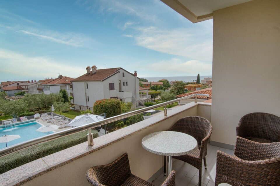 Balkon s pogledom na bazen i more
