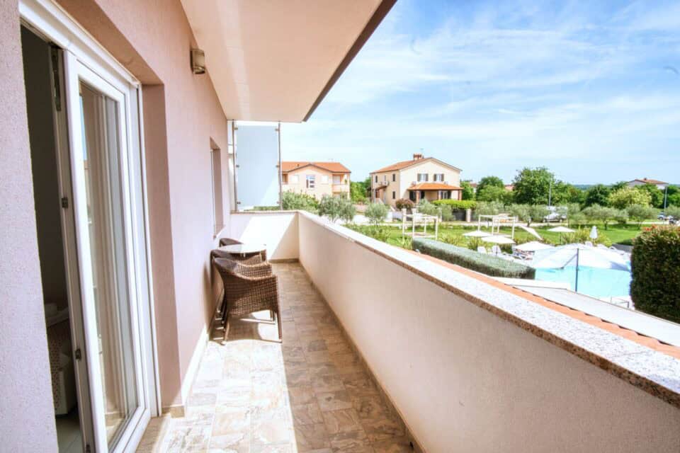 Terasa s pogledom na dvorište i bazen