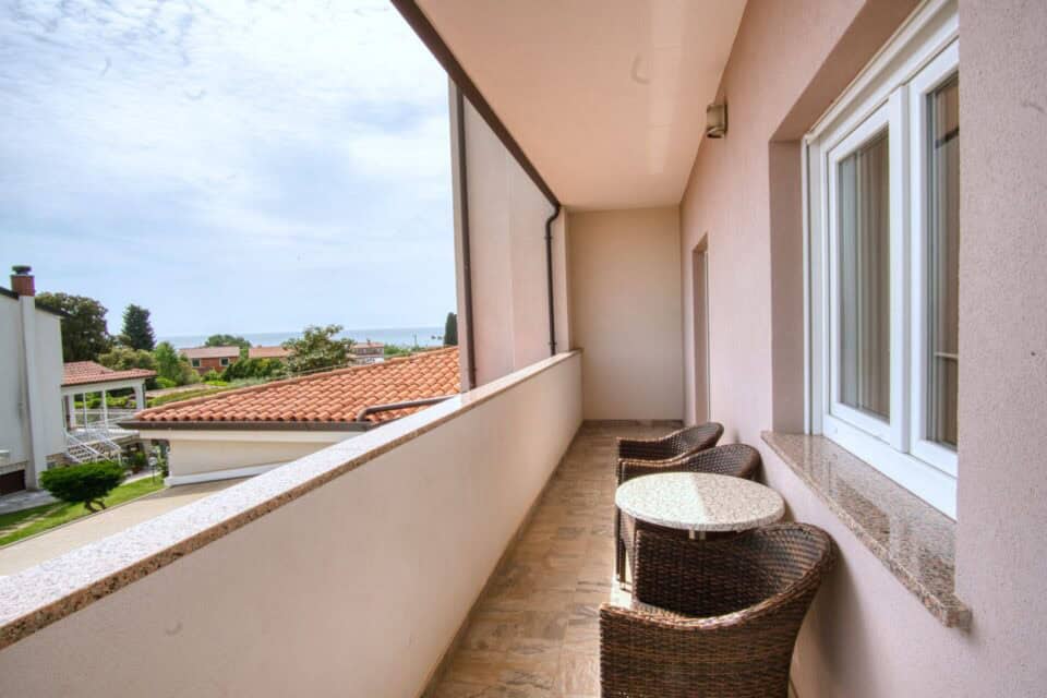 Balkon s pogledom na more i vrt