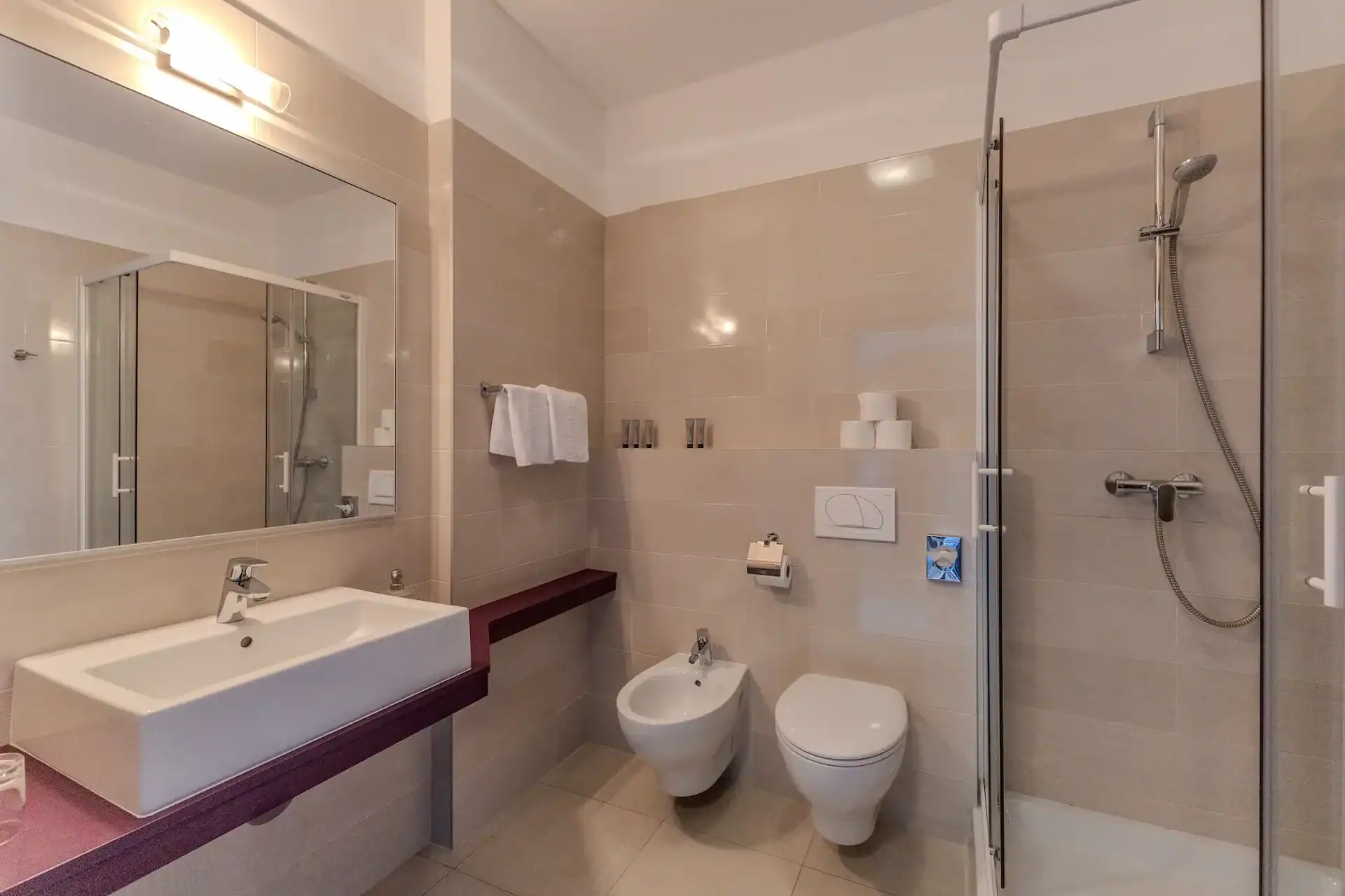 Moderna kupaonica s tušem, umivaonikom i WC-om