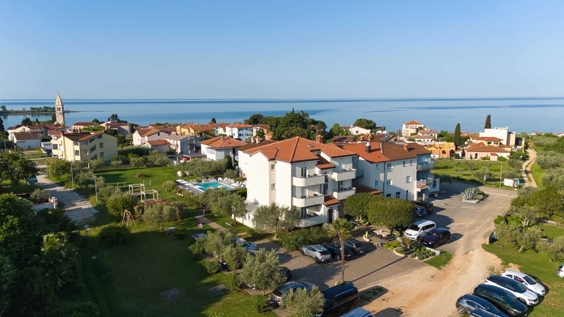 Apartmani uz more i parkiralište u idiličnom selu