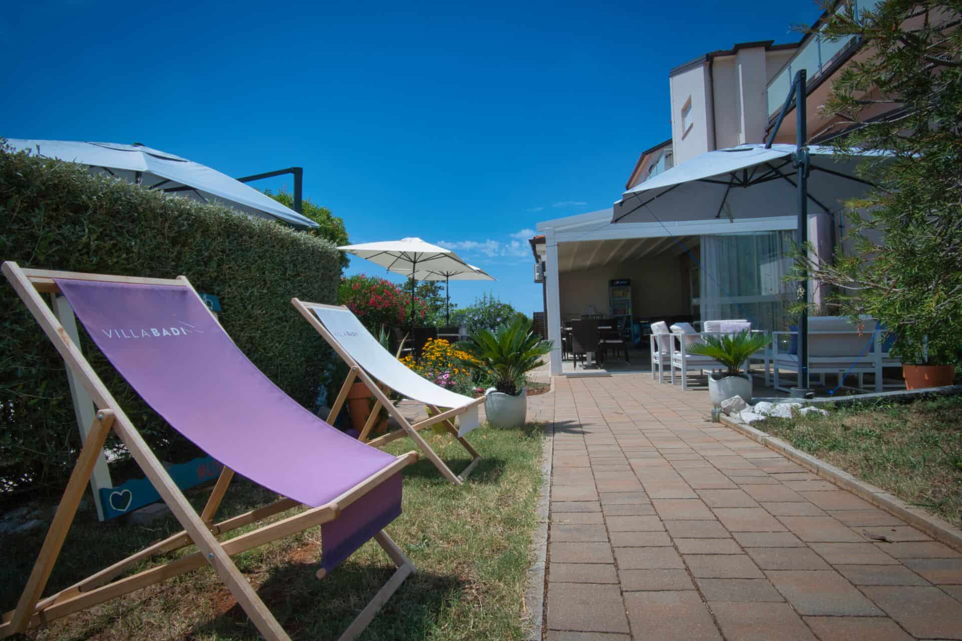 Terasa s ležaljkama i suncobranima