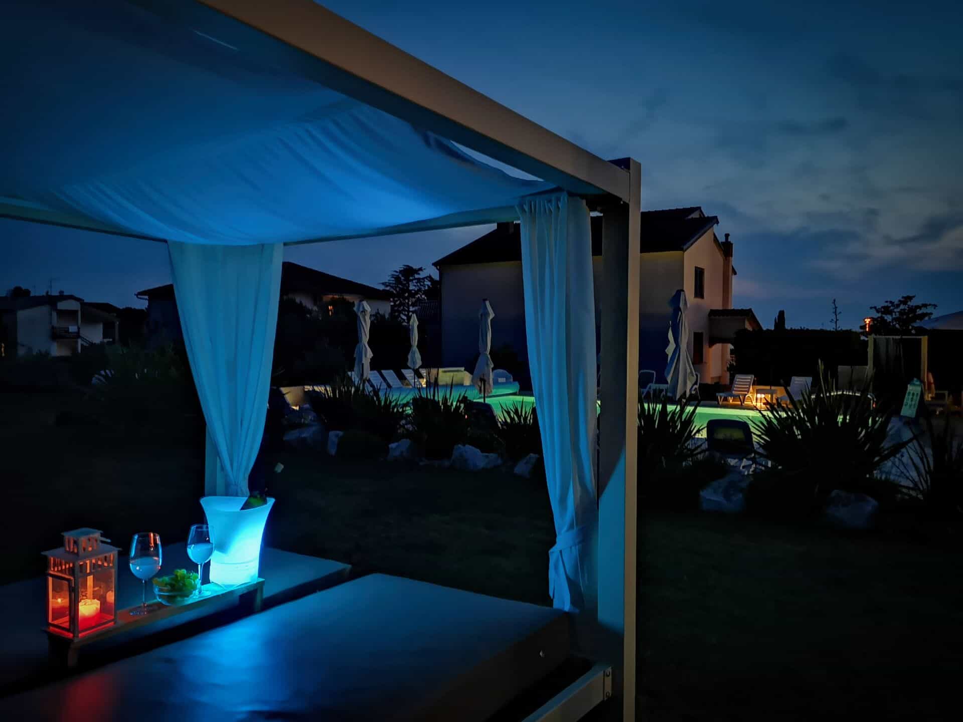 Noćni pogled na bazen i paviljon.