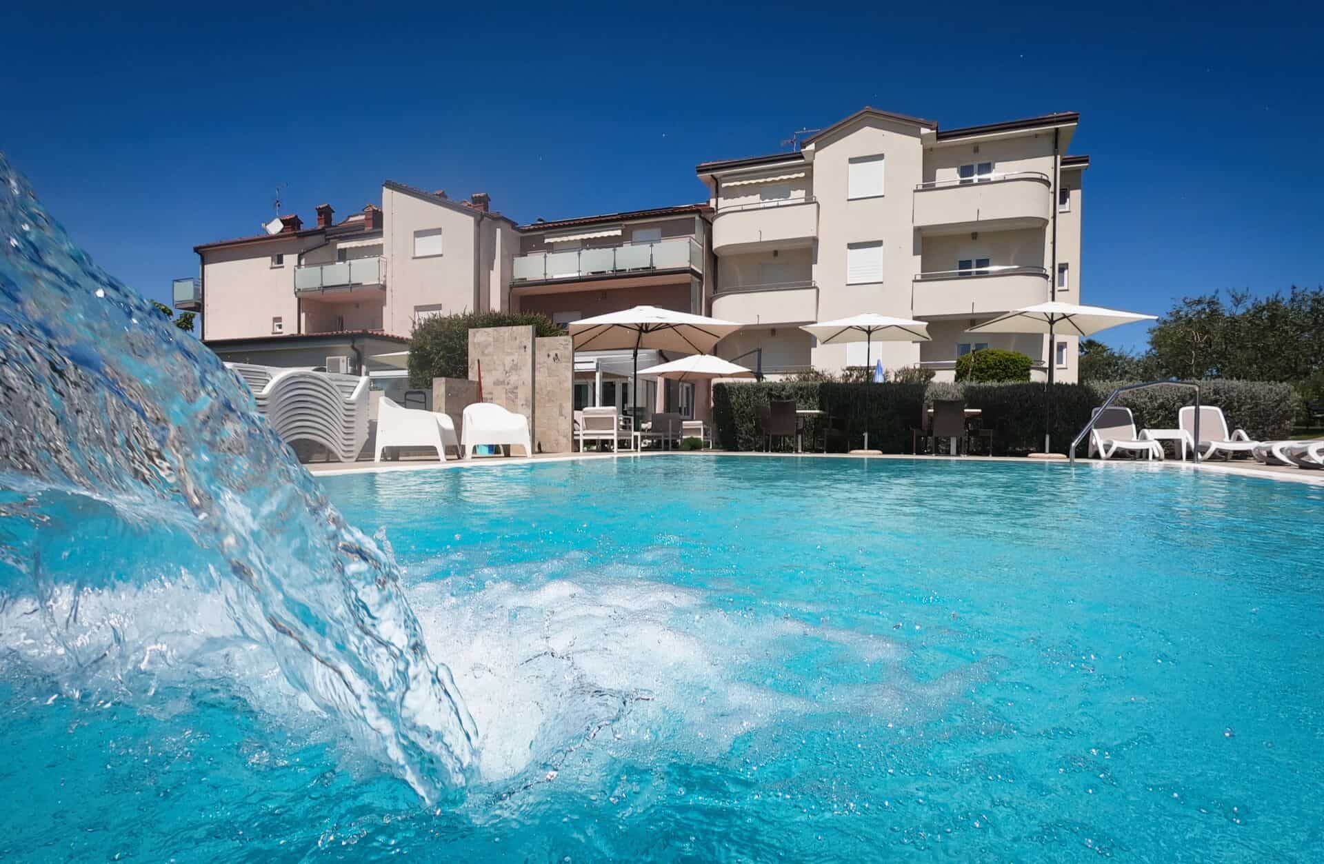 Bazen ispred modernog apartmanskog kompleksa na suncu.