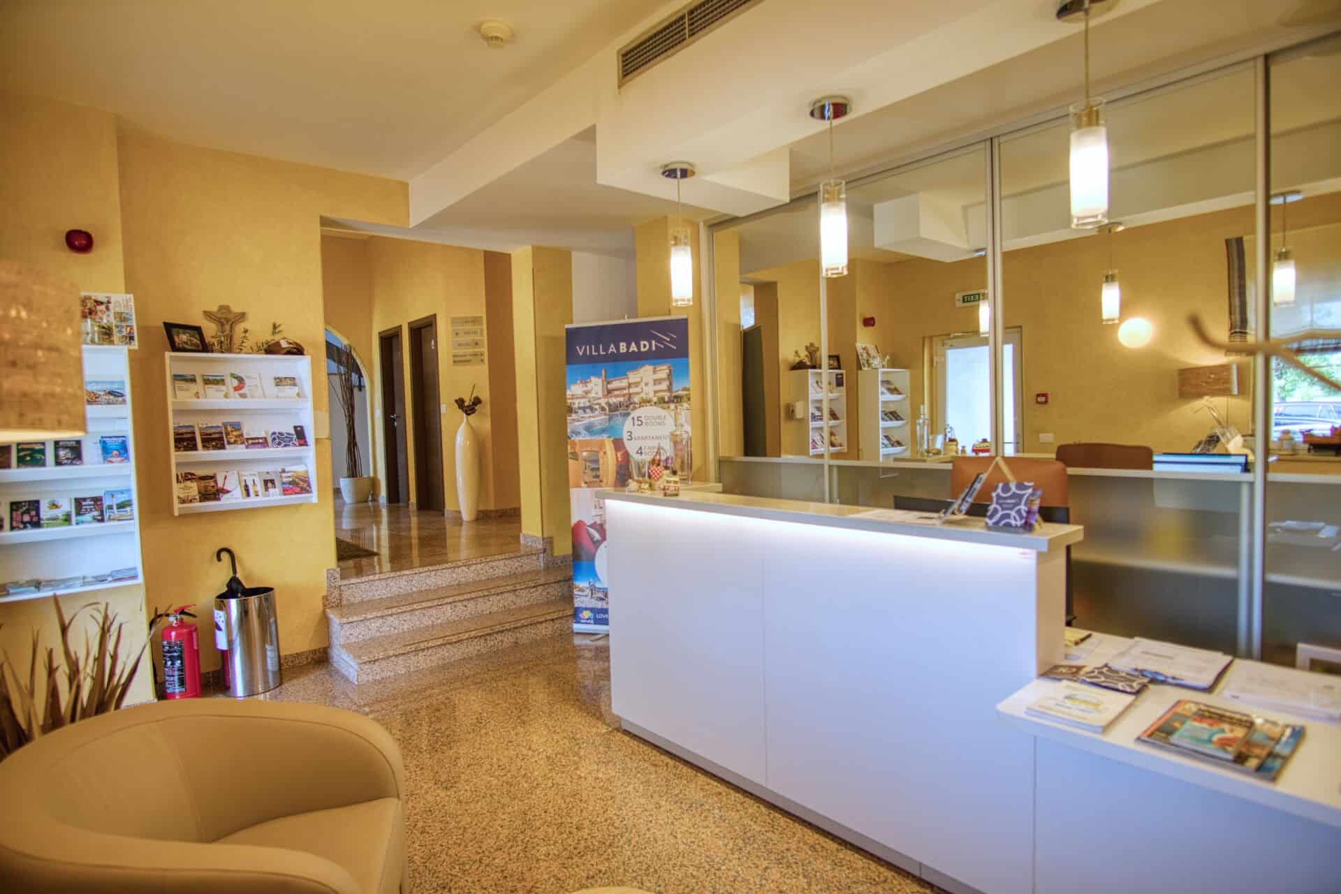 Recepcija hotela s promotivnim materijalima i prospektima.