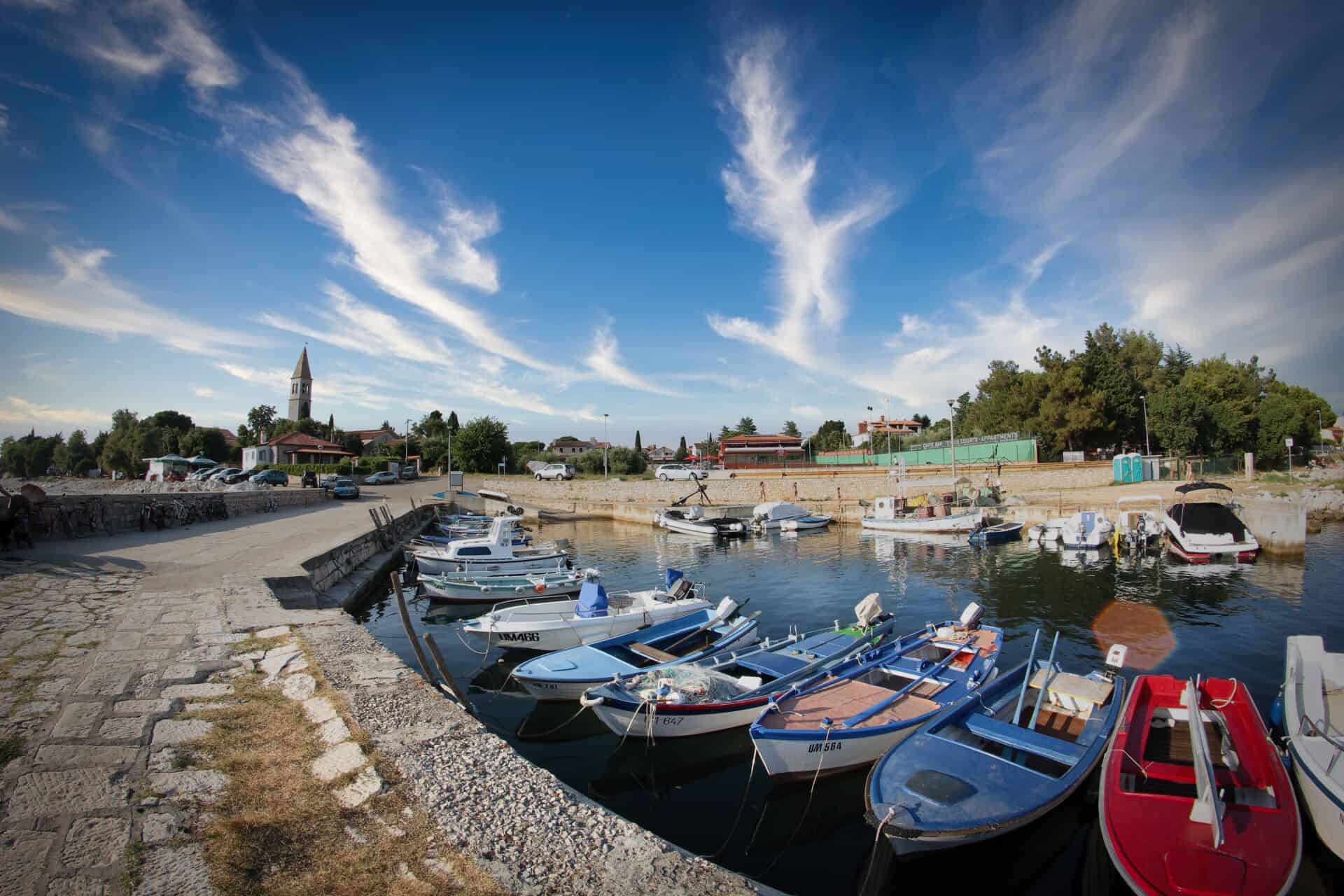 Luka s brodicama i plavim nebom