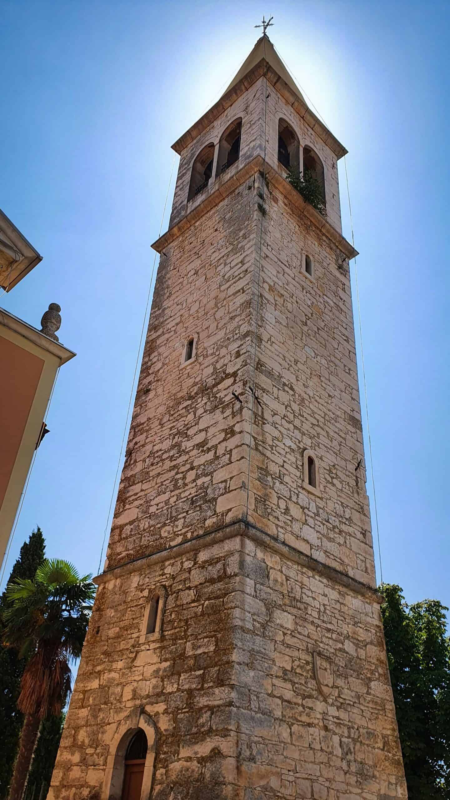 Kameni zvonik crkve u sunčanom danu