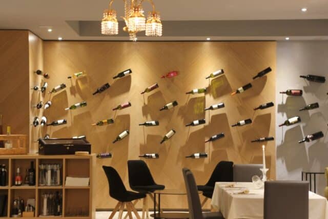 Restoran s bocama vina na zidu