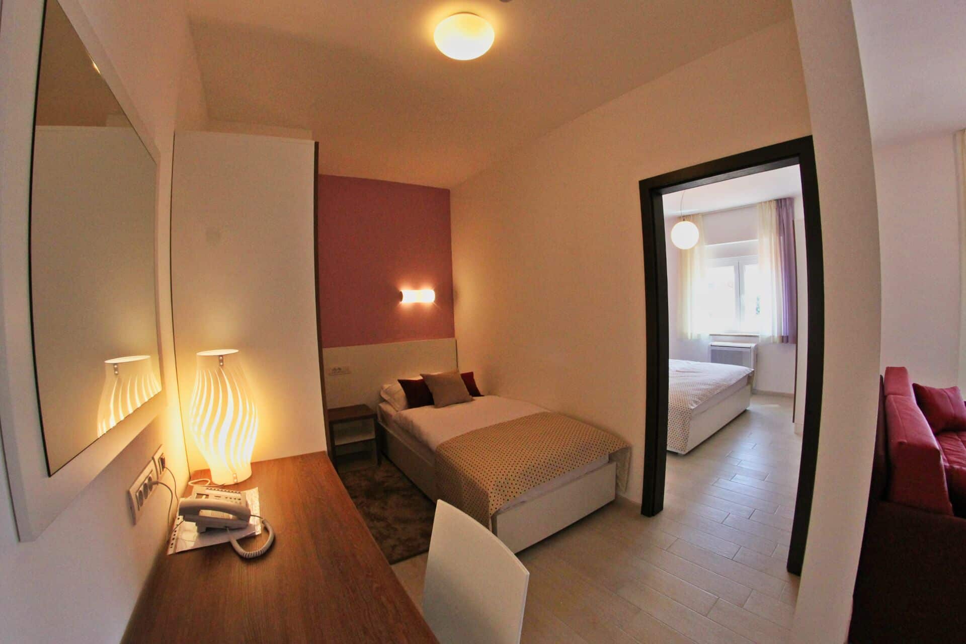 Moderna soba s dva kreveta i lampom