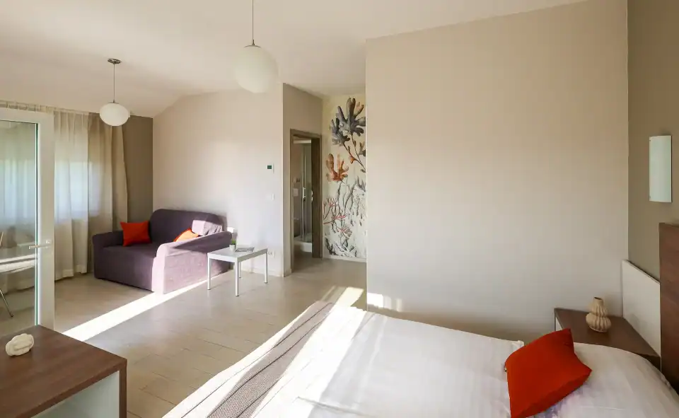 Svijetla moderna spavaća soba s dnevnim boravkom