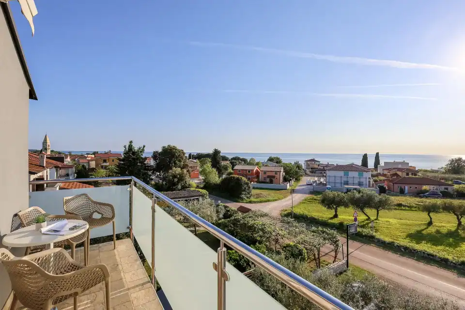 Balkon s pogledom na more i selo