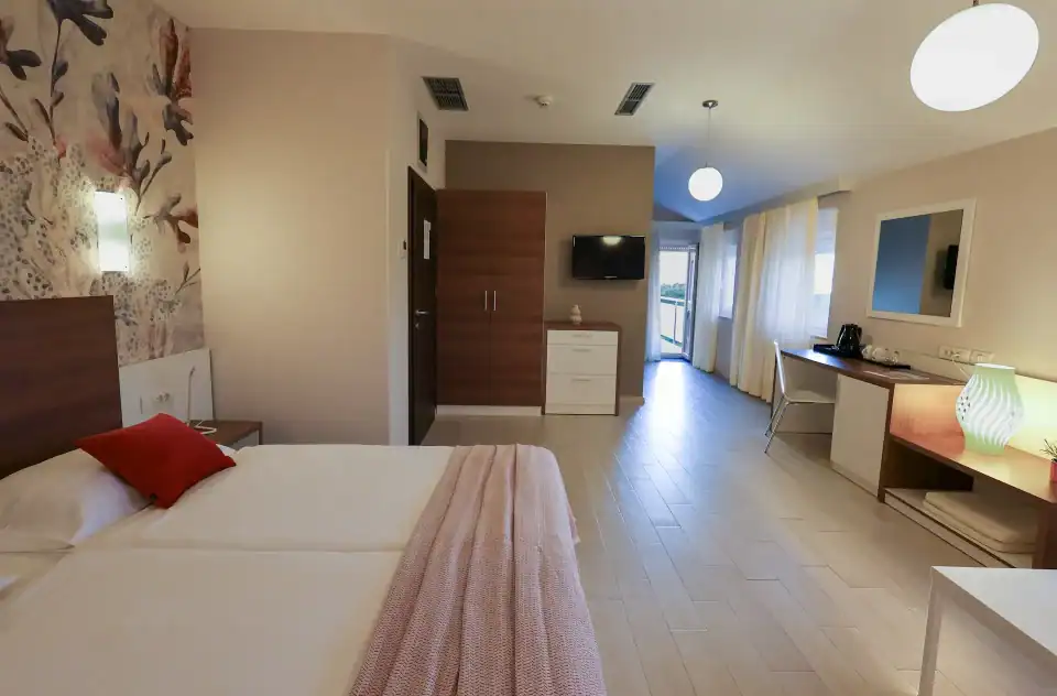 Moderna hotelska soba s balkonom i radnim stolom