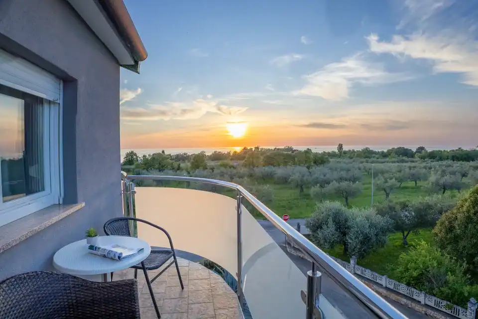 Balkon s pogledom na zalazak sunca i more
