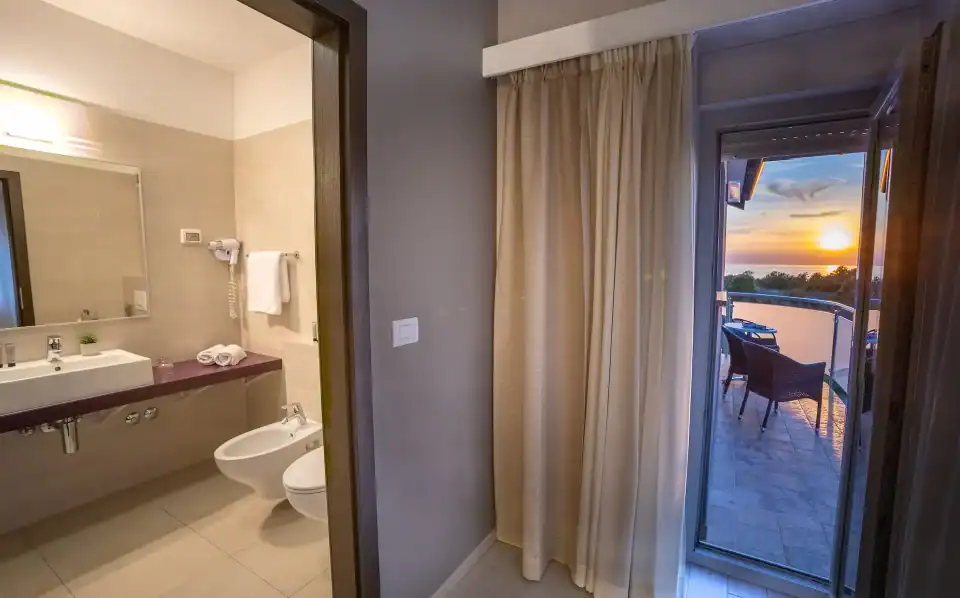 Hotelska kupaonica i balkon s pogledom na zalazak