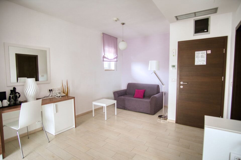 Moderan dnevni boravak s kaučem i stolom