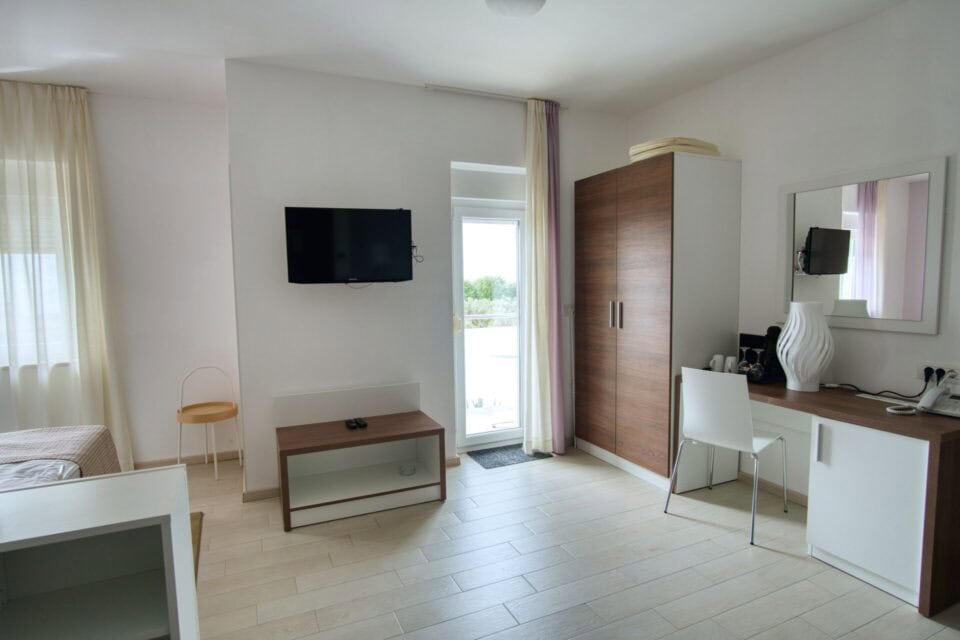 Moderan apartman s radnim stolom i televizorom