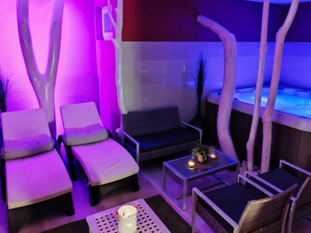 Opuštajući spa kutak s modernim uređenjem i bojama.