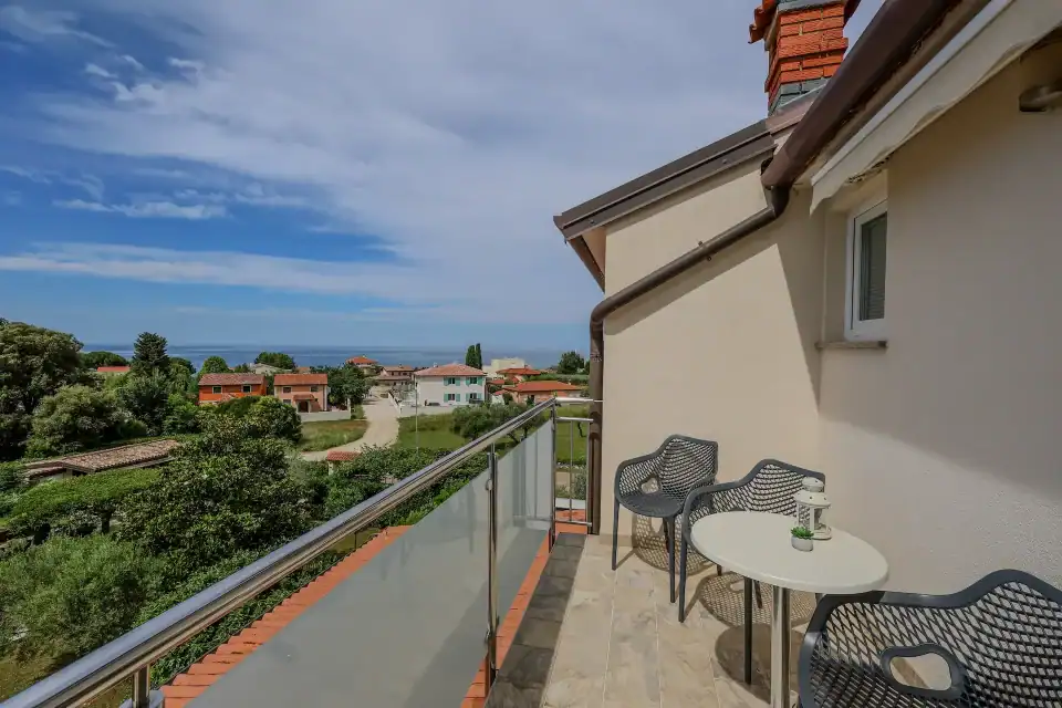 Balkon s pogledom na more i kuće